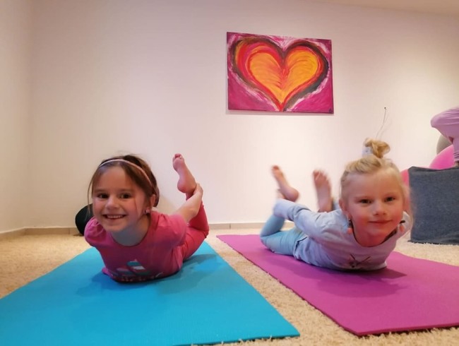 Rumpf- und Rückenstärkungen für Kinder beim Yoga im Gutleben Radstadt